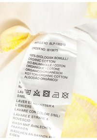 Blount & Pool TROPICAL POCKET - T-shirt med print - white yellow duck