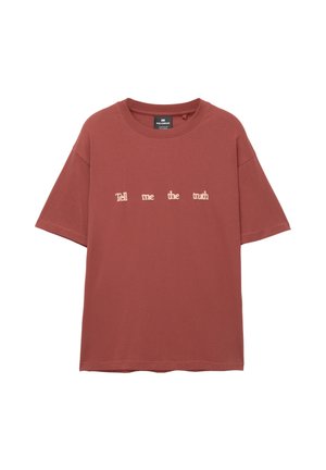 Rode katoenen T-shirt met een ronde hals en korte mouwen, met de tekst "Vertel me de waarheid" in lichtbeige borduursel aan de voorkant.