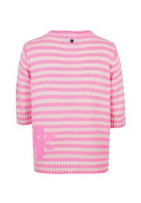 Rosa und weiße gestreifte Strickjacke mit kurzen Ärmeln, rundem Halsausschnitt und einem kleinen Logodetail an der unteren linken Seite.