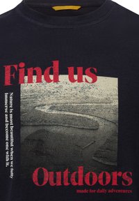 Marineblå bomulds t-shirt med et tekstureret grafisk motiv af et landskab og ordene "Find os Udendørs" i fed rød. Korte ærmer, rund hals.