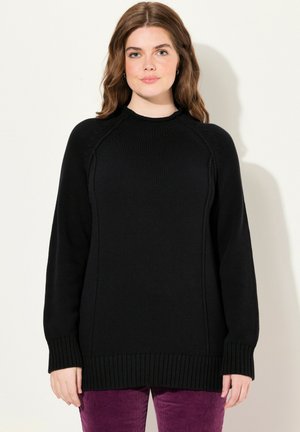Schwarzer Strickpullover mit Rundhalsausschnitt, gerippten Bündchen und Saum, der eine lockere Passform und subtile Seitennähte für Designdetails aufweist.