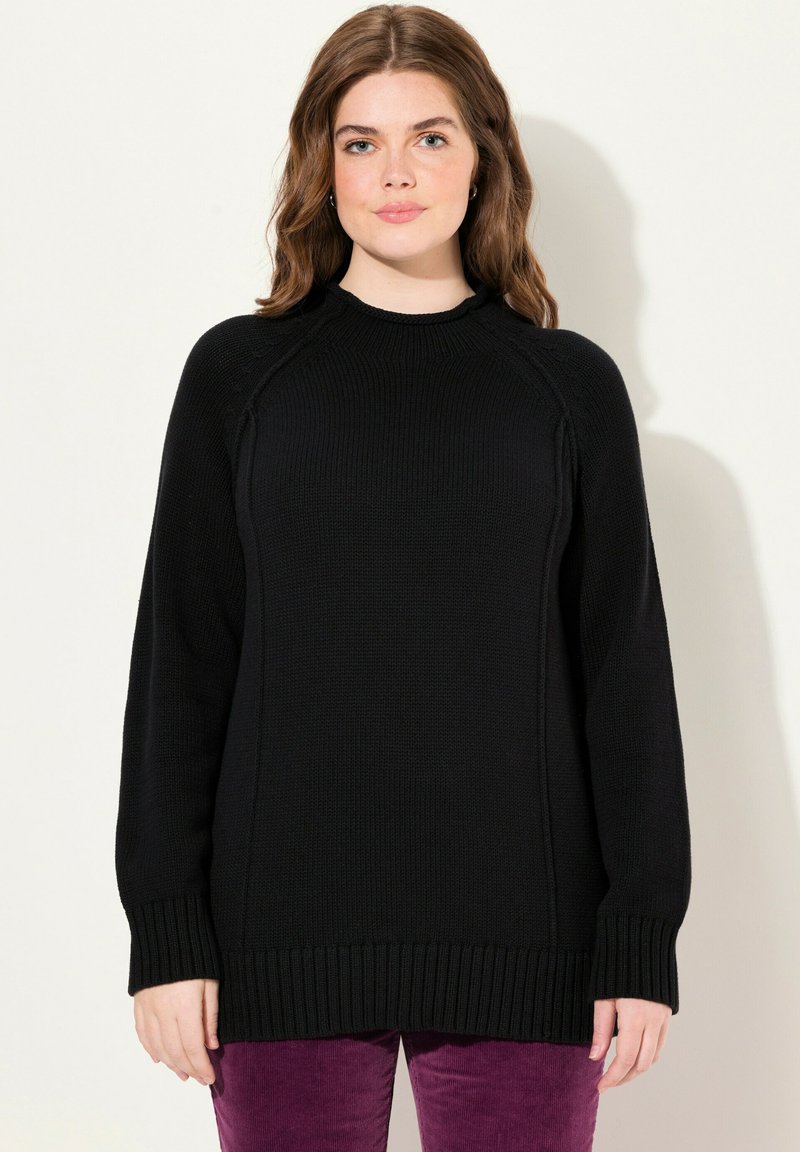 Schwarzer Strickpullover mit Rundhalsausschnitt, gerippten Bündchen und Saum, der eine lockere Passform und subtile Seitennähte für Designdetails aufweist.