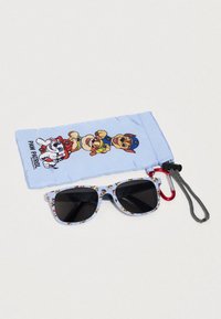 Dziecięce okulary przeciwsłoneczne z niebieskimi oprawkami z postaciami z Psiego Patrolu, wraz z dopasowanym niebieskim etui z Psiego Patrolu i czerwonym karabińczykiem.