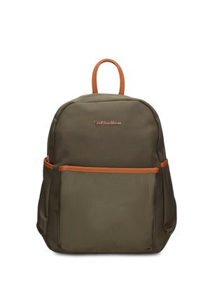 Sac à dos vert olive avec des détails en cuir marron, poche avant, poches latérales et une poignée supérieure, conçu pour une utilisation décontractée.