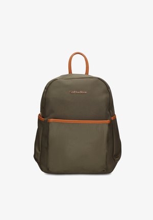 Sac à dos vert olive avec des détails en cuir marron, poche avant, poches latérales et une poignée supérieure, conçu pour une utilisation décontractée.