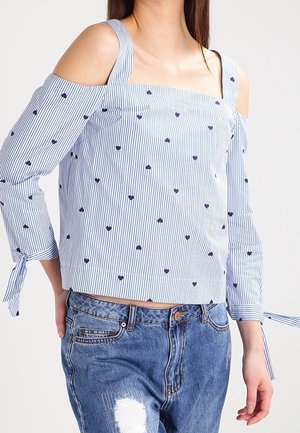 Blau-weiße gestreifte Schulterfreie Bluse mit Herzmustern; hat lange Ärmel mit Bindedetails und einen etwas verkürzten geraden Saum.