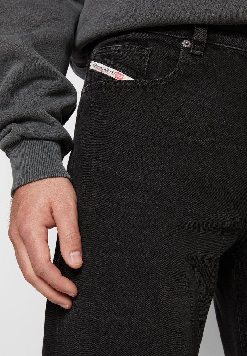 Herren Skinny Fit | Diesel 2010 DIESEL LIBRARY Jeans Relaxed Fit grey denim/black denim - WE02234 Herren Skinny Fit | Diesel 2010 DIESEL LIBRARY Jeans Relaxed Fit grey denim/black denim - WE02234