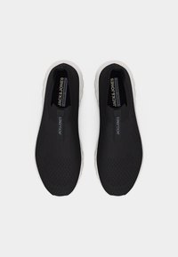 Μαύρα αθλητικά παπούτσια  χωρίς κορδόνια με λευκές σόλες, υφή πλεξίματος και το λογότυπο Jack & Jones στην κορυφή και στην άνετη εσωτερική σόλα.