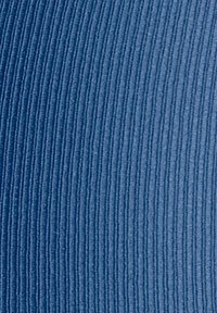 Teksturowana niebieska tkanina z drobnym, poziomym prążkowaniem. Powierzchnia wydaje się gładka z subtelnym połyskiem, podkreślając głębię tkaniny.