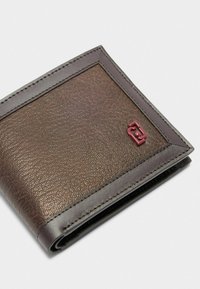 Portafoglio in pelle marrone con finitura testurizzata, dettagli grigio scuro e un piccolo logo bordeaux. Design compatto e pieghevole con bordi puliti.