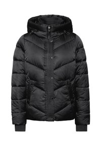 Sort pufferjakke med hætte, der har et horisontalt chevron-quiltet mønster, lynlås- og knaplukning samt ribbede manchetter. To sidelommer er inkluderet.