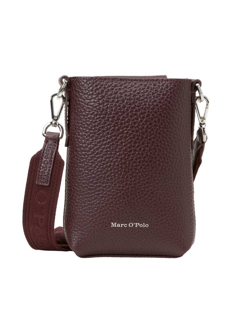 Donker bordeauxleren crossbody tas met een gestructureerde afwerking, zilveren hardware en een stoffen schouderband met een logo-accent.