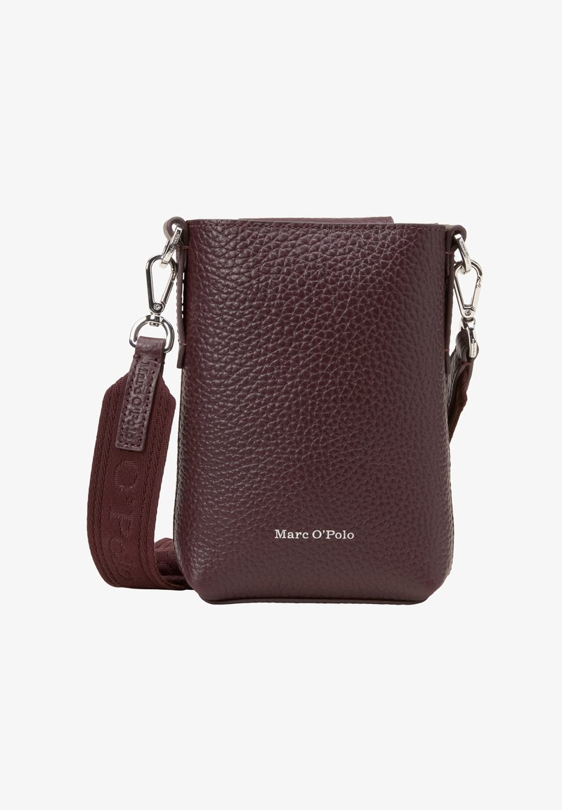 Donker bordeauxleren crossbody tas met een gestructureerde afwerking, zilveren hardware en een stoffen schouderband met een logo-accent.