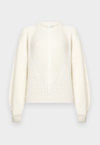 Μπεζ πλεκτό πουλόβερ με σχέδια κοτσίδας και κυψέλης, μακριά μανίκια, ριμπ μανσέτες και στρογγυλή λαιμόκοψη σε ουδέτερο φόντο.