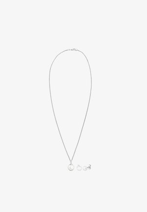 Sidabrinė grandinėlė su dideliu baltu perlo pakabuku, kartu su dviem atitinkančiais baltais perlų auskarais.