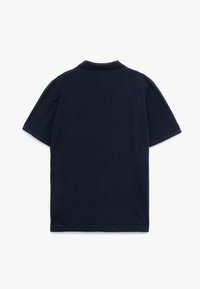 Tummansininen lyhythihainen polo-paita, joka on valmistettu puuvillasta. Tässä paidassa on klassinen kaulus, siisti muotoilu ja suora leikkaus ilman näkyviä kuvioita.
