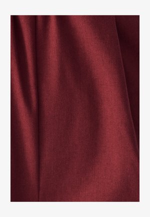 Bordová textúrovaná látka s hladkým povrchom, obsahujúca jemné vzory tkania a sklony záhybov. Vhodná na odevy alebo čalúnenie.