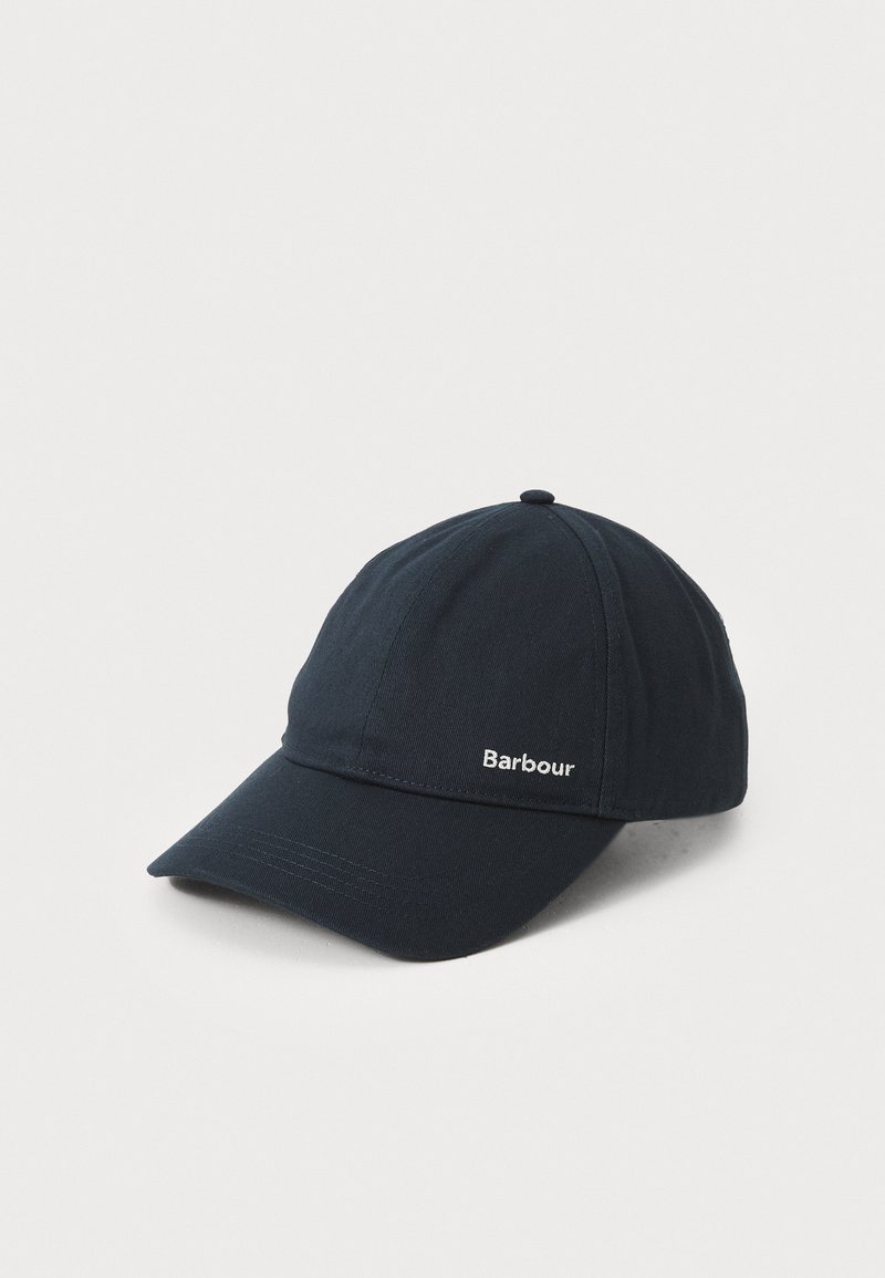 Sötétkék baseball sapka pamutból, ívelt napellenzővel és fehér "Barbour" logóval az elején. Simább textúrával és testre szabott dizájnnal.