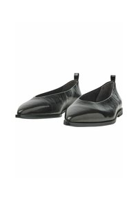 Scarpe di pelle nera con una texture liscia, design della punta allungato e suola bassa e piatta. Presentano un leggero tacco e un laccio posteriore.