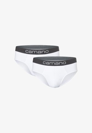 Białe bawełniane slipy z czarnym elastycznym paskiem na wysokości talii, na którym widnieje nazwa marki "camano", prezentowane na modelu na neutralnym tle.