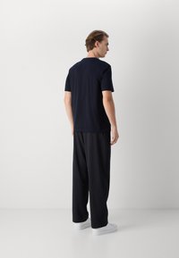 Tommy Hilfiger TEE - T-shirt con stampa - desert sky