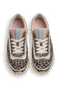 Sneaker con stampa leopardata, dotate di una tomaia in rete, dettagli in pelle, lacci bianchi e una suola spessa e testurizzata per una maggiore aderenza.