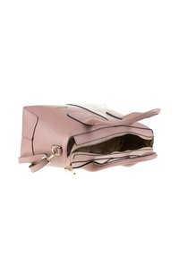 Borsa a tracolla in pelle rosa chiaro con cerniera dorata, chiusura a patta e manico superiore, mostrata aperta su uno sfondo bianco.