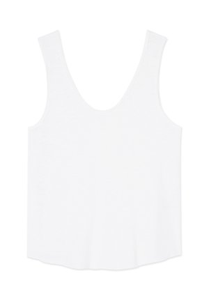 Biele tielko bez rukávov s výstrihom do U a širokými ramennými popruhmi, zobrazené na plochu na bielom pozadí.