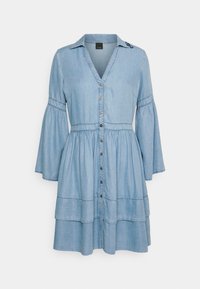Robe en denim bleu clair avec manches longues évasées, fermeture boutonnée devant, jupe à volants et col, avec un petit logo brodé sur l'épaule.