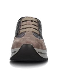 Sneaker marrone chiaro con tomaia in suede e rete testurizzata; presenta lacci beige e suola in gomma nera. Design angolare con distintivi dettagli.
