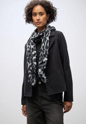 Cappotto nero cropped con colletto a rever e due tasche frontali, abbinato a una sciarpa grigio e nera con stampa leopardata. Tessuto liscio e vestibilità su misura.