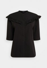 Camisa preta de botão com um tecido texturizado, apresentando um colarinho franzido e mangas três quartos, exibindo um padrão listrado sutil.