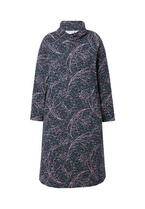 Ciemnoniebieska sukienka z różowym wzorem liści, z wysokim kołnierzem i luźnym krojem. Krótkie rękawy i długość do połowy ud tworzą swobodną sylwetkę.