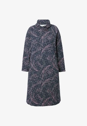 Vestido azul oscuro con patrón de hojas rosas, cuello alto y corte holgado. Las mangas cortas y el dobladillo de longitud media crean una silueta informal.