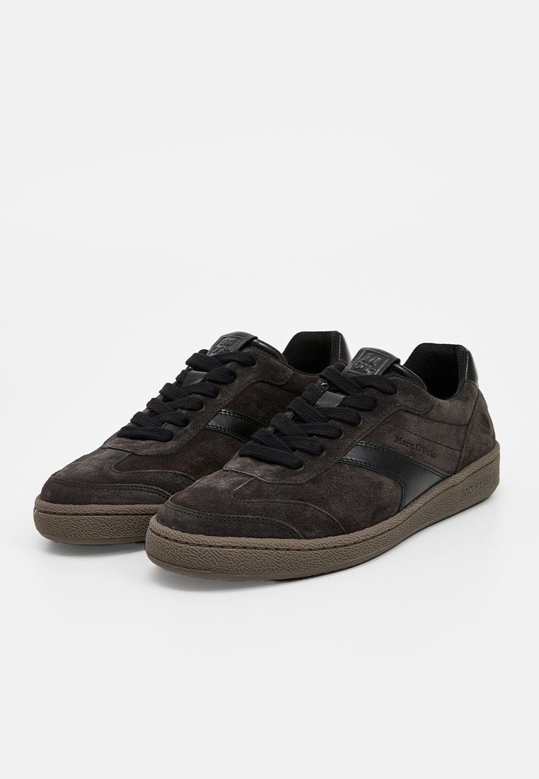 Baskets en suede noir avec un dessus texturé, des accents en cuir noir, bout rond, semelle en caoutchouc plate et fermeture à lacets plates.