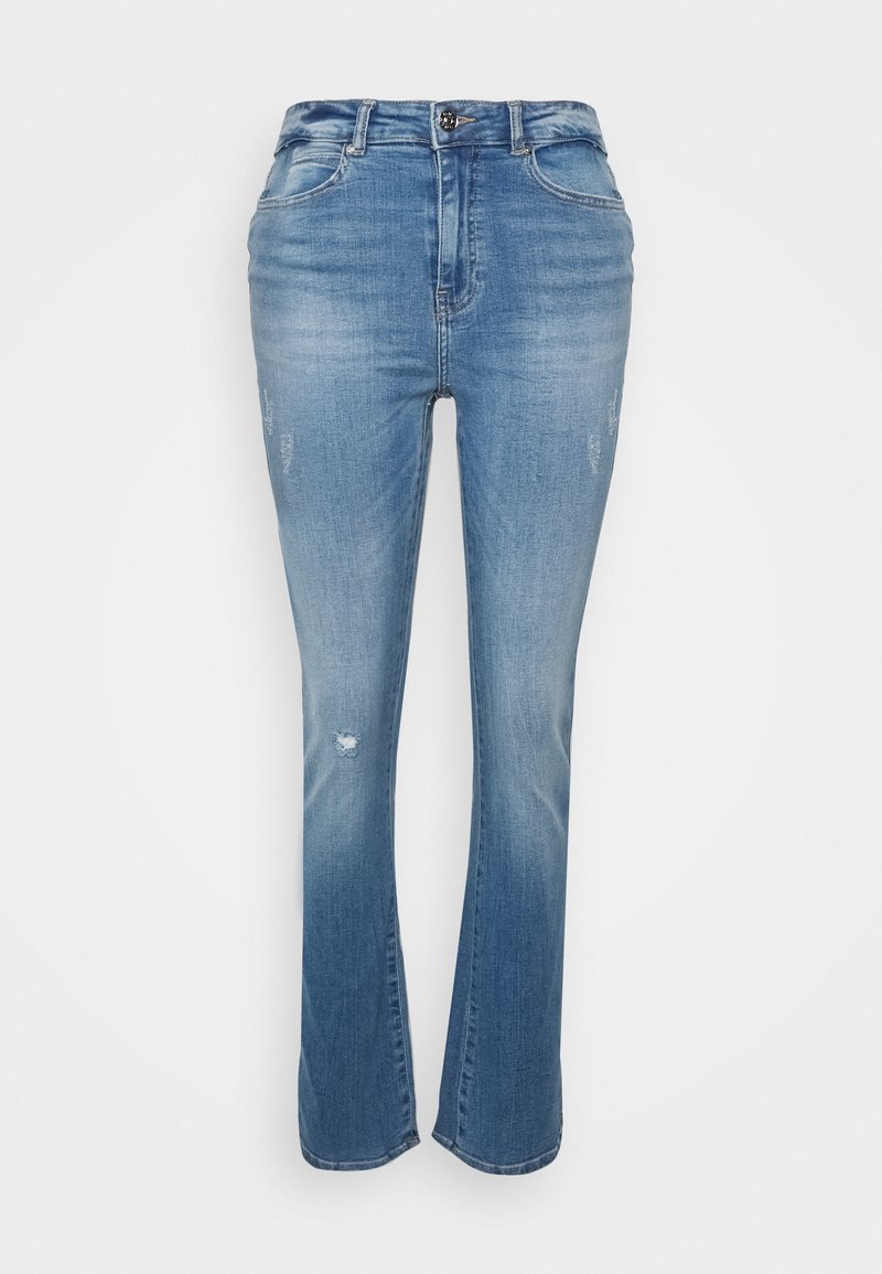 Jeans de perna reta em azul claro, com a cintura alta, feitos de denim. Apresentam um desgaste subtil e um único rasgo no joelho esquerdo.