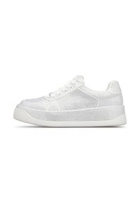 Sneaker bianca in mesh con una toma a trama, punta arrotondata e una spessa suola in gomma bianca. Design con lacci e dettagli di cuciture sottili.