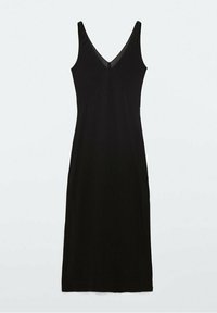 Robe noire sans manches avec un décolleté en V. Design ajusté, longueur genou, tissu lisse avec un léger éclat, sans motifs ni embellissements.