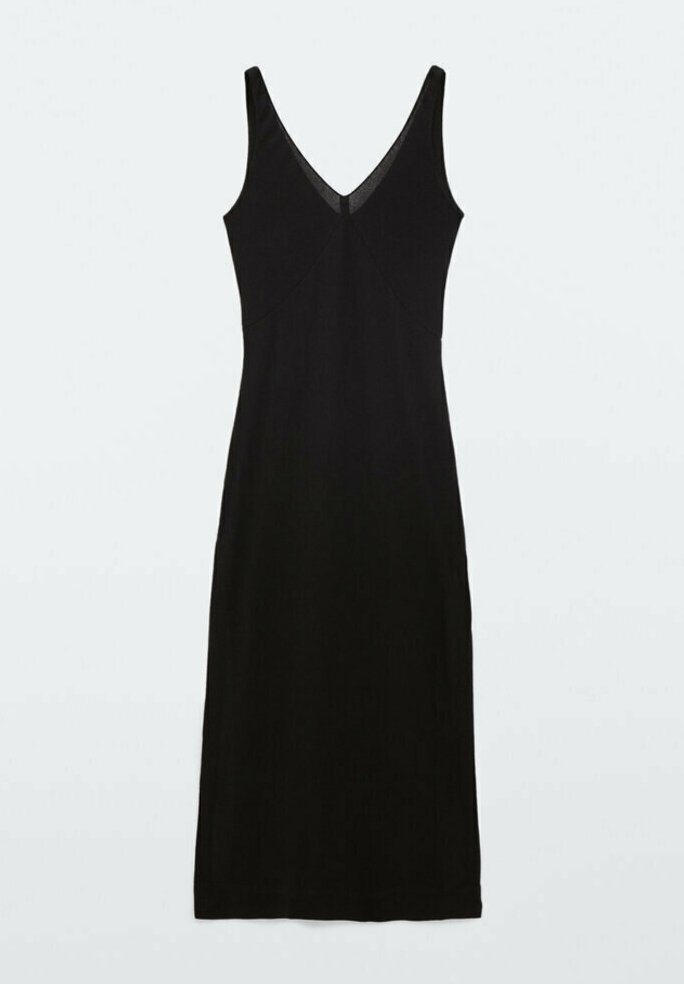 Robe noire sans manches avec un décolleté en V. Design ajusté, longueur genou, tissu lisse avec un léger éclat, sans motifs ni embellissements.