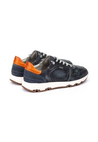 Une paire de baskets en cuir bleu marine et orange avec des semelles blanches et des lacets gris, présentant des panneaux latéraux perforés et des semelles extérieures en cuir gaufré marron.