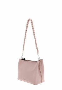 Sac à bandoulière en cuir synthétique rose avec une sangle tressée, une fermeture éclair et un design minimaliste. Présente une doublure intérieure noire.