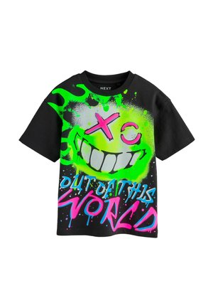 T-shirt nera a maniche corte con faccina sorridente verde neon, occhi sbarrati e scritta graffiti colorata "OUT OF THIS WORLD" sul davanti.