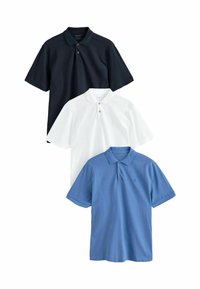 Tre polo-shirts præsenteret i et stablet layout: marineblå, hvid og lyseblå. Hver har en klassisk krave og to knapper.