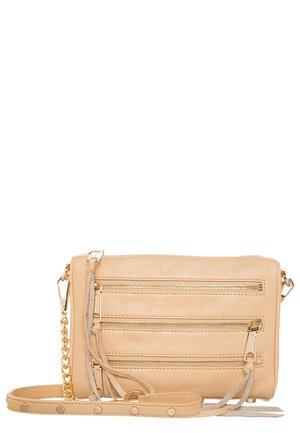 Bolso bandolera rectangular beige con tres compartimentos horizontales con cremallera, detalle de cadena dorada y una correa de hombro con tachuelas.