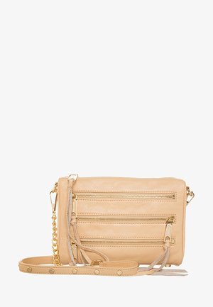 Bolso bandolera rectangular beige con tres compartimentos horizontales con cremallera, detalle de cadena dorada y una correa de hombro con tachuelas.