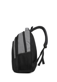 Zaino nero e grigio realizzato in tessuto resistente, dotato di scomparti con zip, tasche laterali in rete e spallacci imbottiti e regolabili.