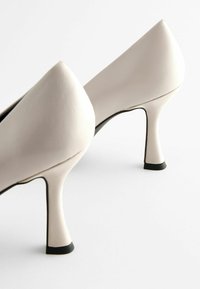Next FOREVER COMFORT REGULAR FIT - Avokkaat - bone white