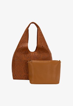 Braune, perforierte Leder-Totetasche mit breiter Öffnung und kurzen Griffen, begleitet von einem passenden flachen Pouch. Beide haben eine glatte Textur.