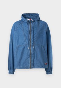 Jeansjakke med hette, blå farge, elastiske mansjetter og frontlukking med glidelås. Har to store frontlommer og et lite logo-lapp.