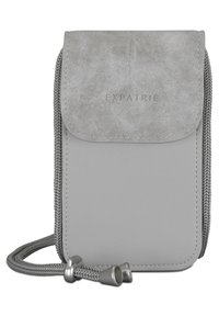 Pochette in suede e pelle grigia con chiusura a pattina, cordino intrecciato e dettagli metallici. Logo impresso sul davanti. Design compatto e rettangolare.